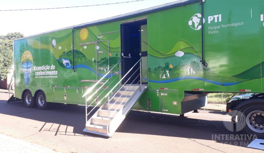 Carreta da Expedição do Conhecimento recebe alunos de escolas de Capitão