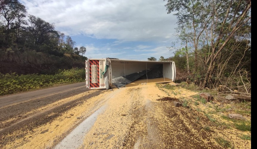 Carreta carregada com soja tomba na BR-163 em Capitão