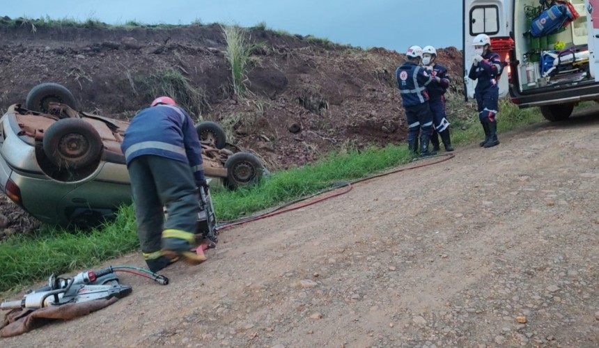 Carro capota e condutor fica ferido em Realeza