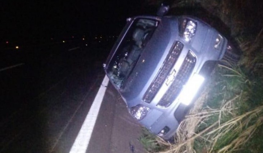 Camionete sai da pista e bater contra o barranco na PR-182 em Ampére e uma pessoa fica ferida