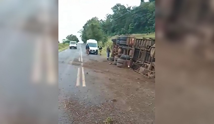 Caminhão tomba na rodovia PR-484, em Boa Vista da Aparecida