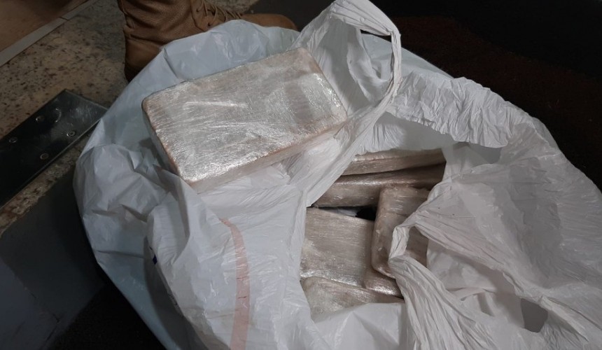 PRF apreende veículo com 14 quilos de crack em Cascavel