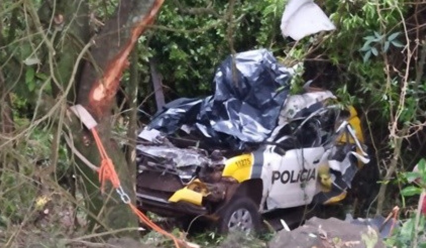Policial militar morre e outro fica em estado grave após viatura sair da pista e capotar na BR-163 em Capanema