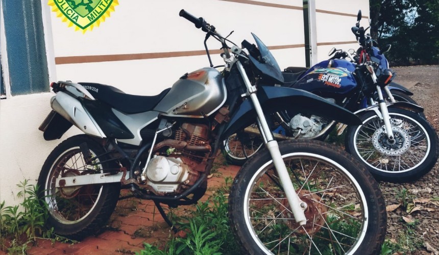 Condutor de motocicleta colide contra poste ao fugir da polícia em Capitão