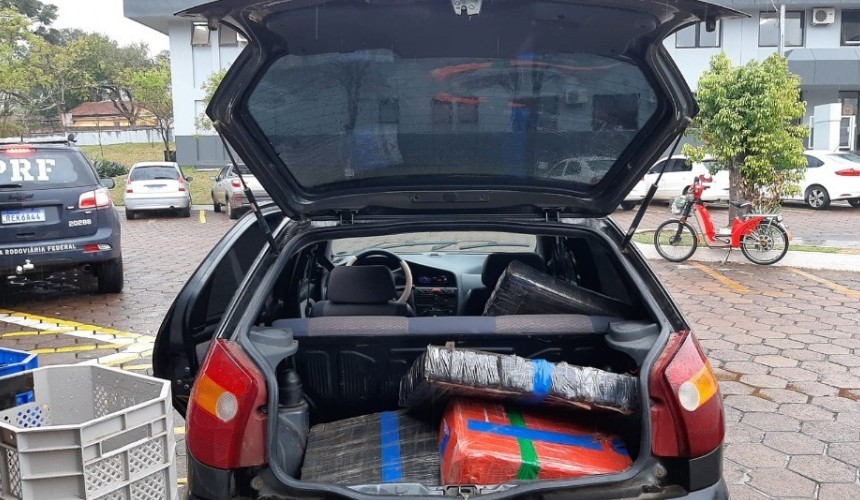 Motorista de carro carregado com quase 200kg de maconha é detido pela PRF na PR 180 em Cascavel