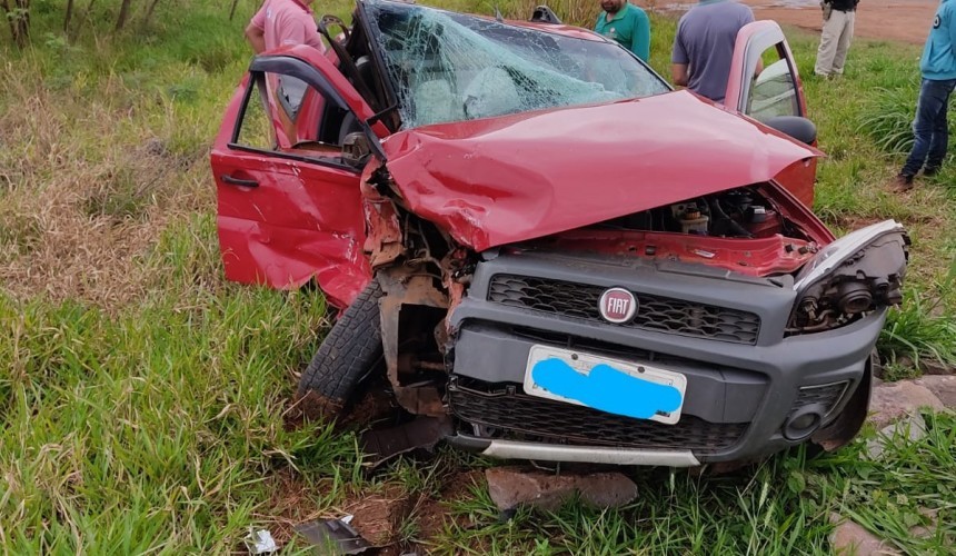 Duas pessoas ficam feridas em colisão na BR-163
