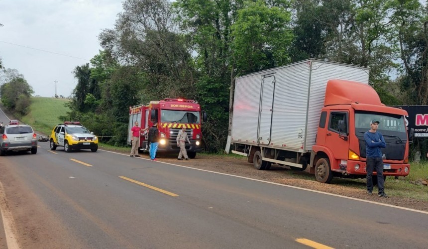 Condutor de motocicleta morre ao colidir na traseira de caminhão na PR-281 em Planalto