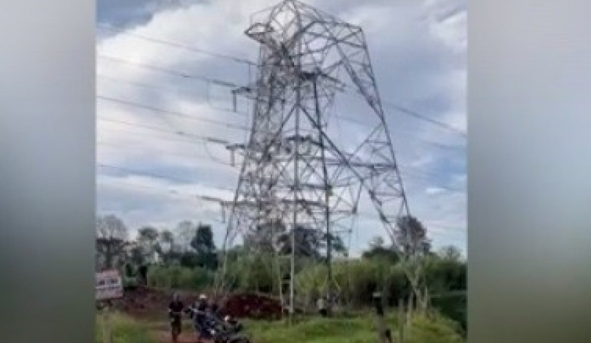 Torre de transmissão de energia cai e deixa um morto e três feridos em Santa Terezinha de Itaipu
