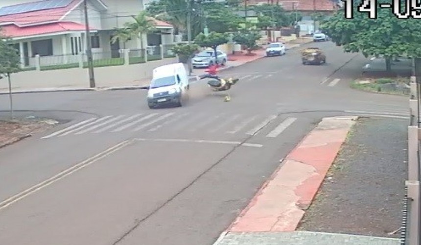 Condutora de motocicleta fica gravemente ferida após acidente em Capanema