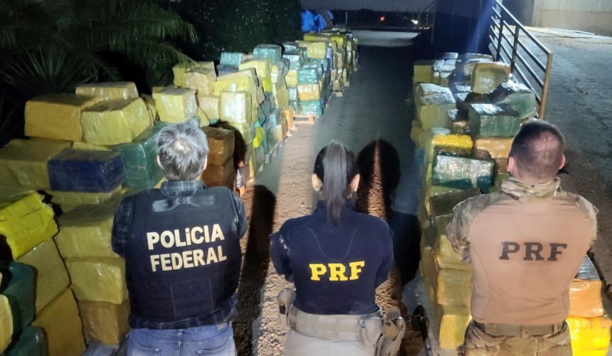 PRF e PF encontram quase 18 toneladas de maconha escondidas em meio a carga de milho em Biguaçu