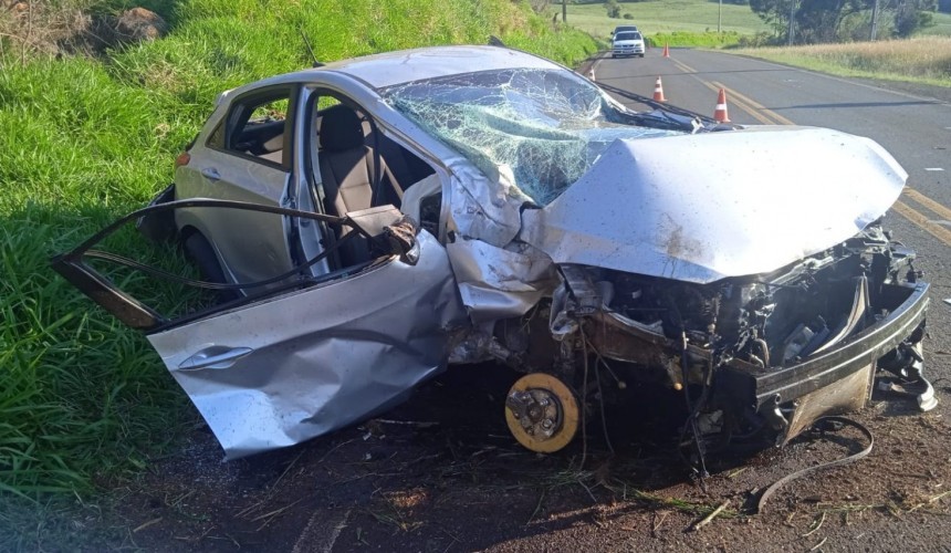 Condutor morre após carro colidir em árvore na PR-562 em Coronel Vivida