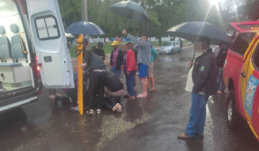 Mulher fica ferida após colisão entre moto e caminhonete em Capitão