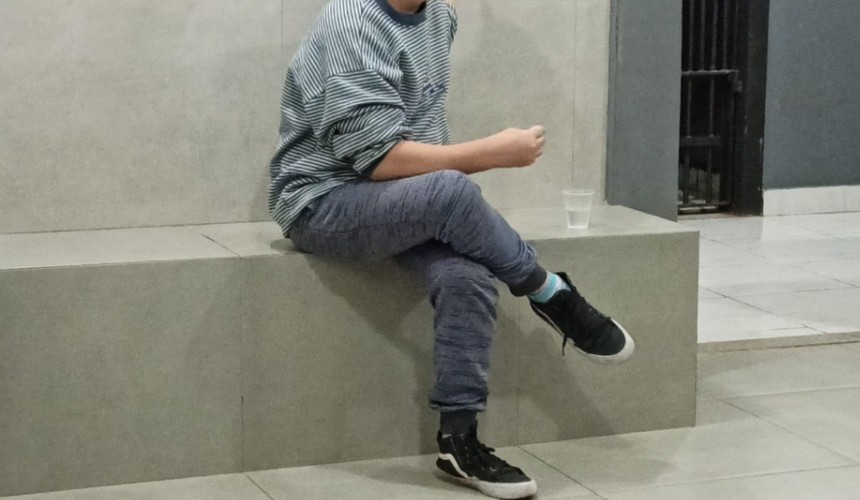 Mulher é presa por perturbação de sossego, desobediência, resistência a prisão e uso de entorpecente em Cascavel