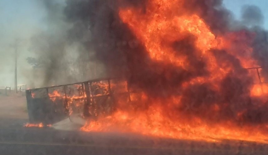 Carreta é totalmente consumida pelo fogo na BR-163 em Santa Lúcia