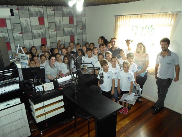 Alunos da Escola Municipal Laurindo Parmigiani visitam Rádio Interativa