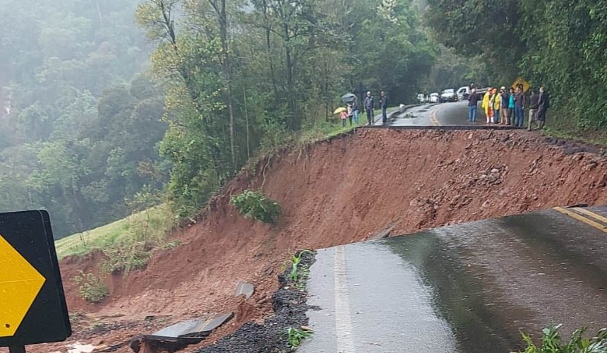 Chuvas provocam deslizamento na PR-182 e exigem cautela nas rodovias do Sudoeste