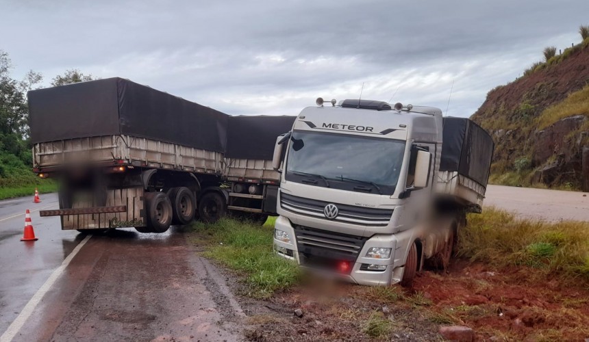 Carreta fica atravessada em canaleta após saída de pista na BR 163 em Lindoeste