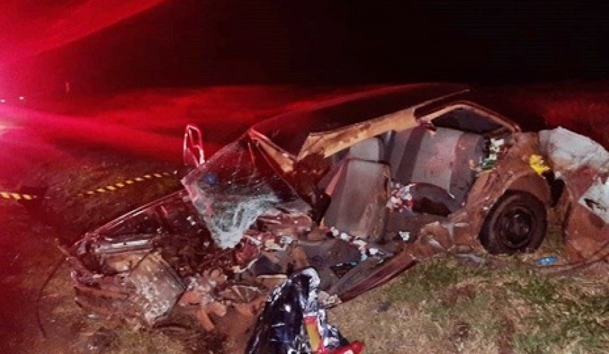 Homem morre e mulher fica ferida em colisão entre carro e ônibus em Realeza