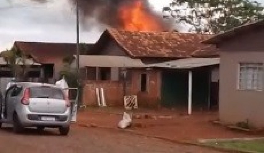 Residência é destruída pelo fogo em Pranchita
