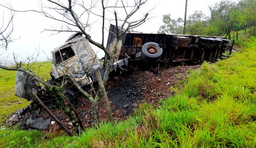 Carreta carregada de milho pega fogo após tombar na BR 163 em Lindoeste