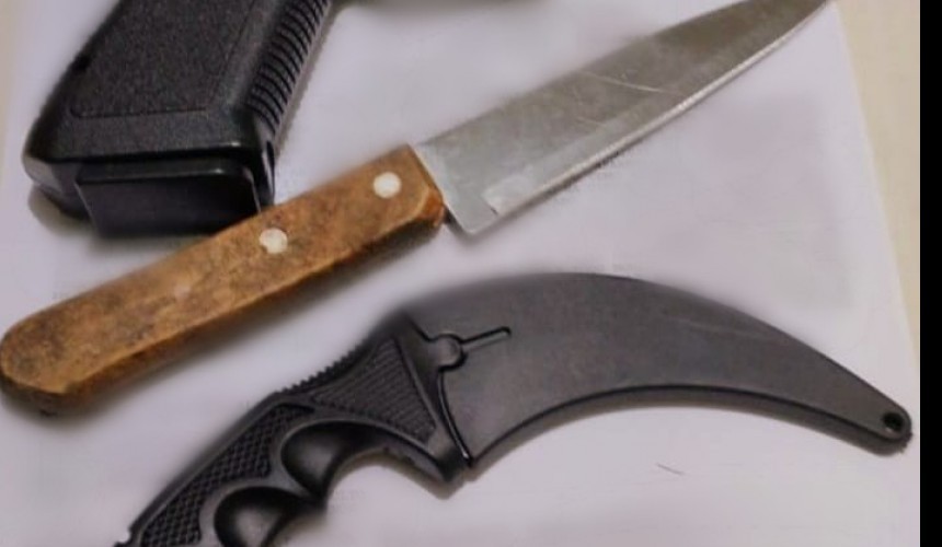 Após discussão simulacro de arma de fogo e facas são aprendidas em Lindoeste