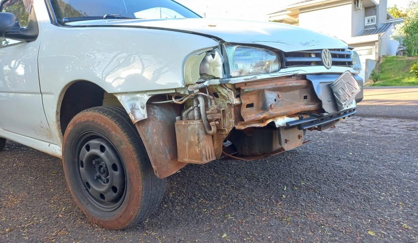 Acidente entre um gol e duas motos deixa feridos em Santa Izabel do Oeste
