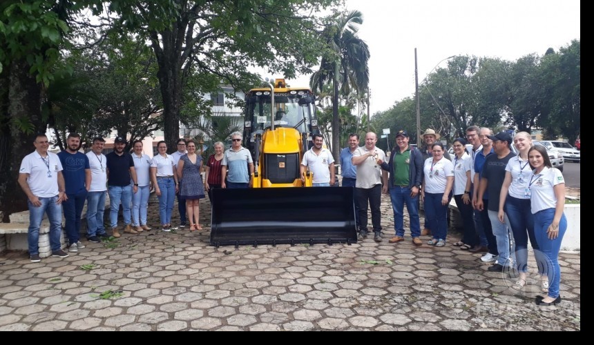 Prefeito de Capitão entrega nova retroescavadeira para a agricultura