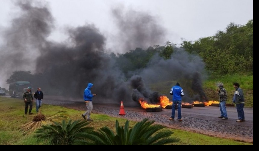Manifestantes fecham entrada de Boa Vista da Aparecida