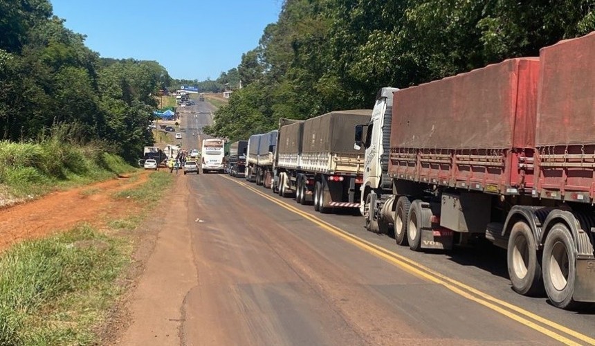 Manifestantes interditam a PR-182 em Realeza