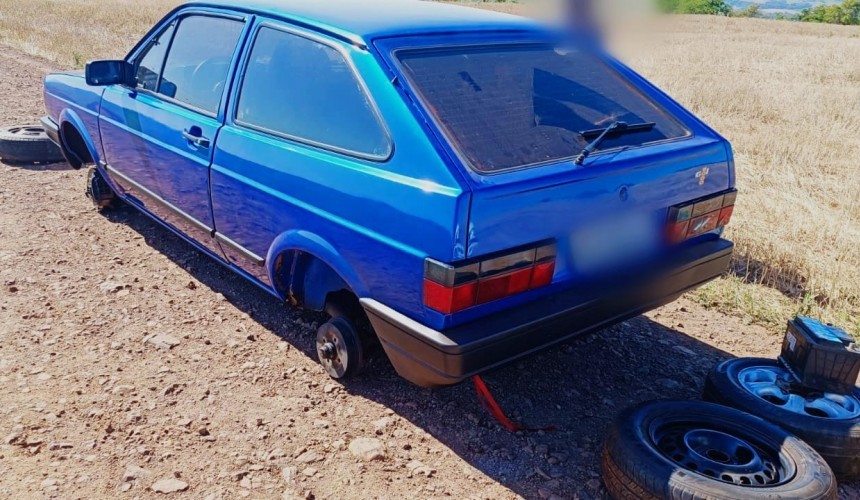 Veículo furtado foi encontrado sem as rodas e bateria no interior de Lindoeste