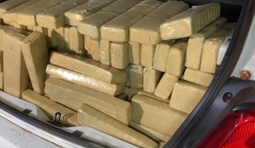 PRF apreende quase 400 quilos de maconha e pistolas na BR 277, em Santa Tereza do Oeste