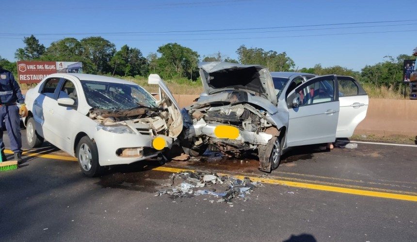 Três pessoas ficaram feridas em colisão envolvendo três veículos na BR-163 em Capitão