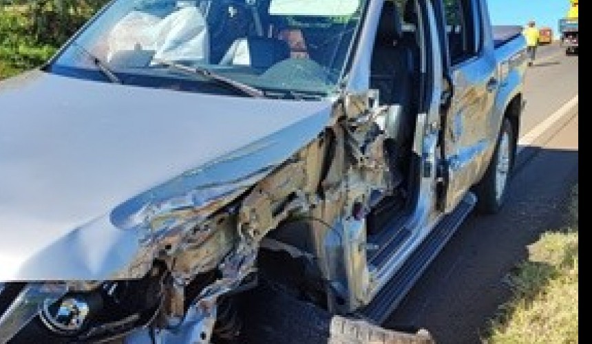 Colisão entre camionete e caminhão deixa mulher ferida na BR-163 em Barracão