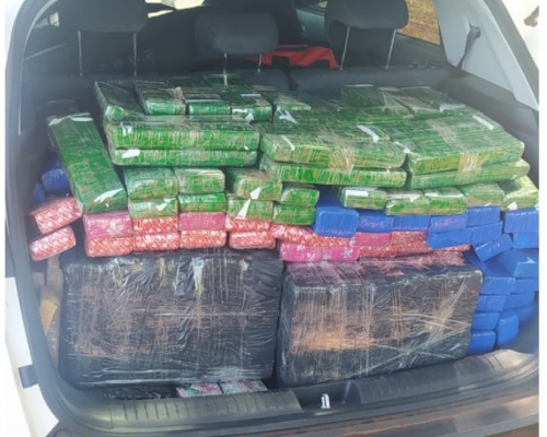 Carro roubado é apreendido com mais de 700 kg de maconha em Foz do Iguaçu