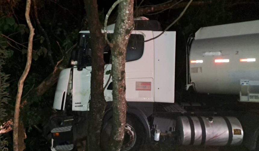 Motorista sofre ferimentos em acidente de caminhão na PR-182 entre Ampére e Realeza