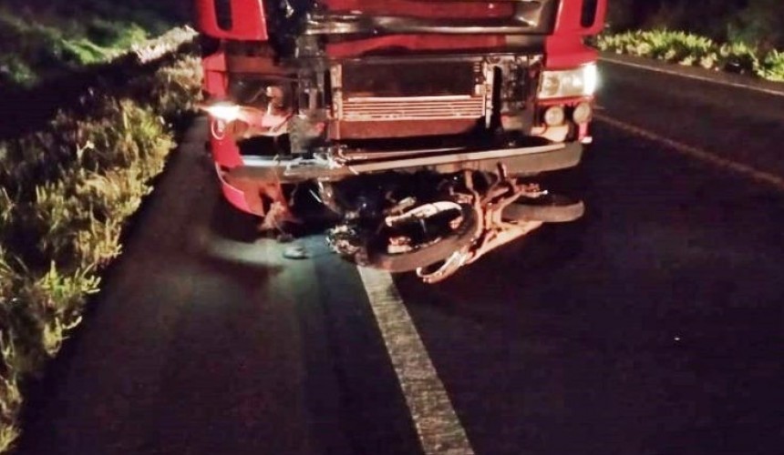 Jovem de 20 morre em colisão entre moto e caminhão na BR-163 em Pérola do Oeste