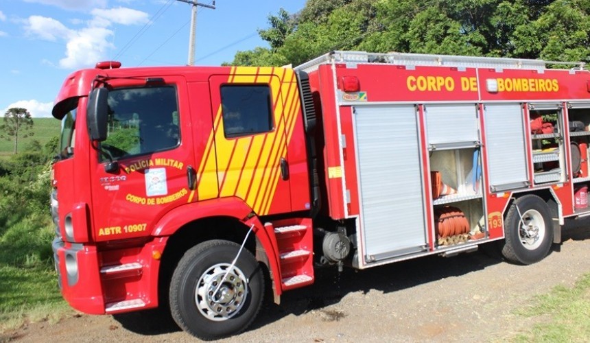 Homem fica gravemente ferido após trator capotar em Capanema