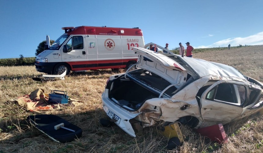 Três feridos em capotamento de carro na BR-280 em Barracão