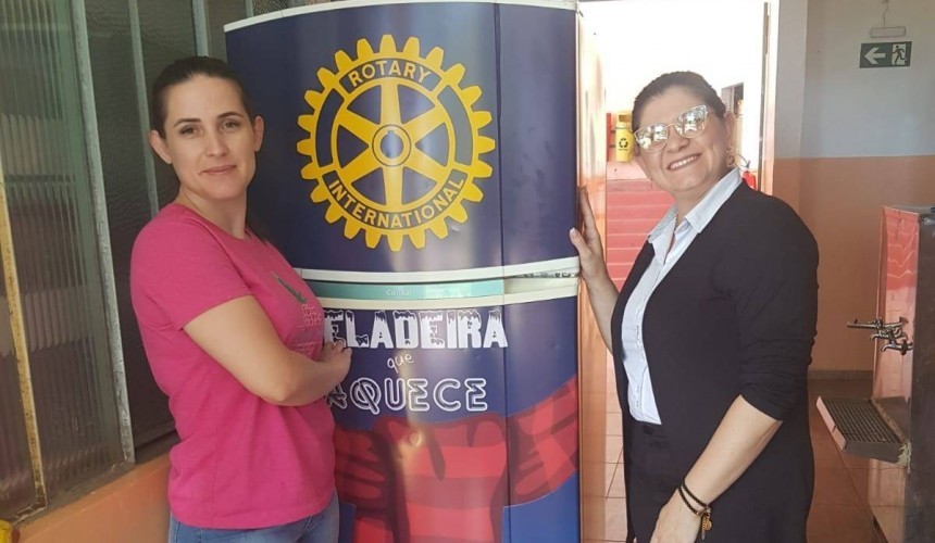 Mais uma escola de Capitão recebe a Geladeira que Aquece do Rotary Club