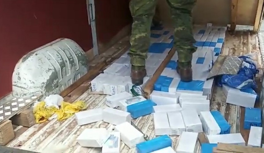 BPFron apreende 200 aparelhos celulares em fundo falso de van na BR 277 em Miguel do Iguaçu