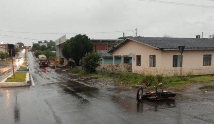 Adolescente morre após acidente entre motocicleta e caminhão em Salto do Lontra