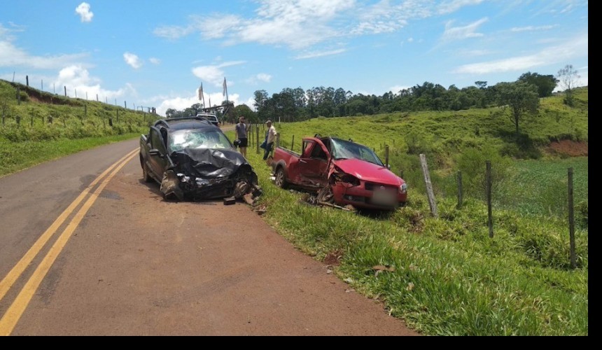 Dois feridos em acidente entre picapes na PR-471 em Três Barras do Paraná