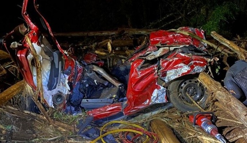 Cinco pessoas morrem em acidente entre caminhão e dois carros na PR-456