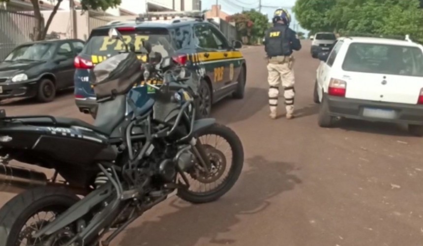 Motorista tenta atropelar agente da PRF e é detido por desacato em Cascavel