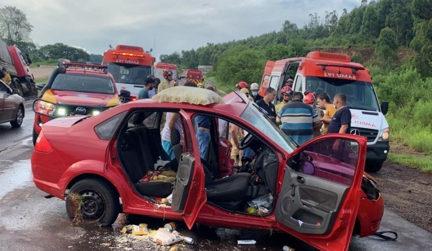 Vítimas são resgatadas de helicóptero após grave acidente na BR-163 em Lindoeste