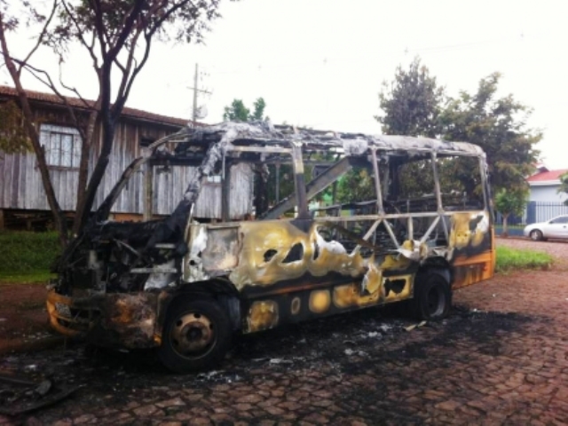 Ônibus do transporte escolar de Ampére é destruído em incêndio