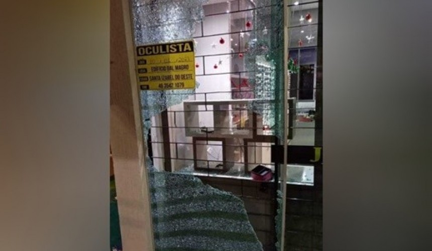 Ladrões estouram porta de vidro e praticam furto em relojoaria em Santa Izabel do Oeste