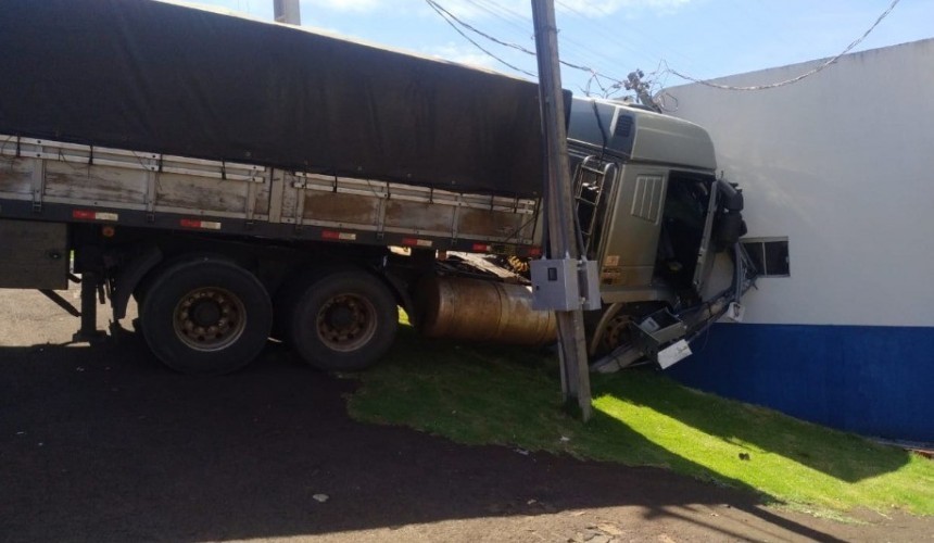 Carreta invade Ginásio de Esporte Silvino Cichella em Lindoeste