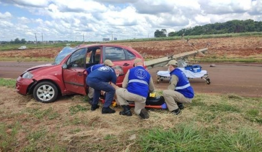 Após colisão, quatro postes são derrubados e adolescente fica ferido em Cascavel