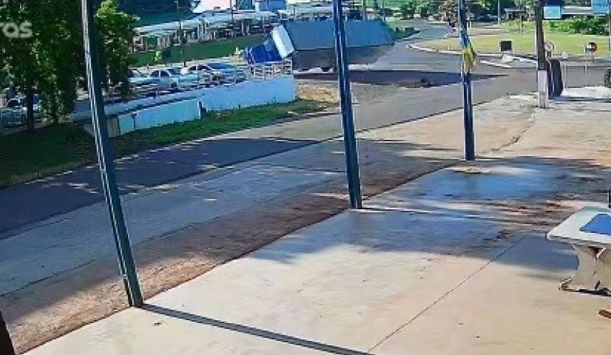 Caminhão tomba na PR-281 e motorista sofre ferimentos em Planalto